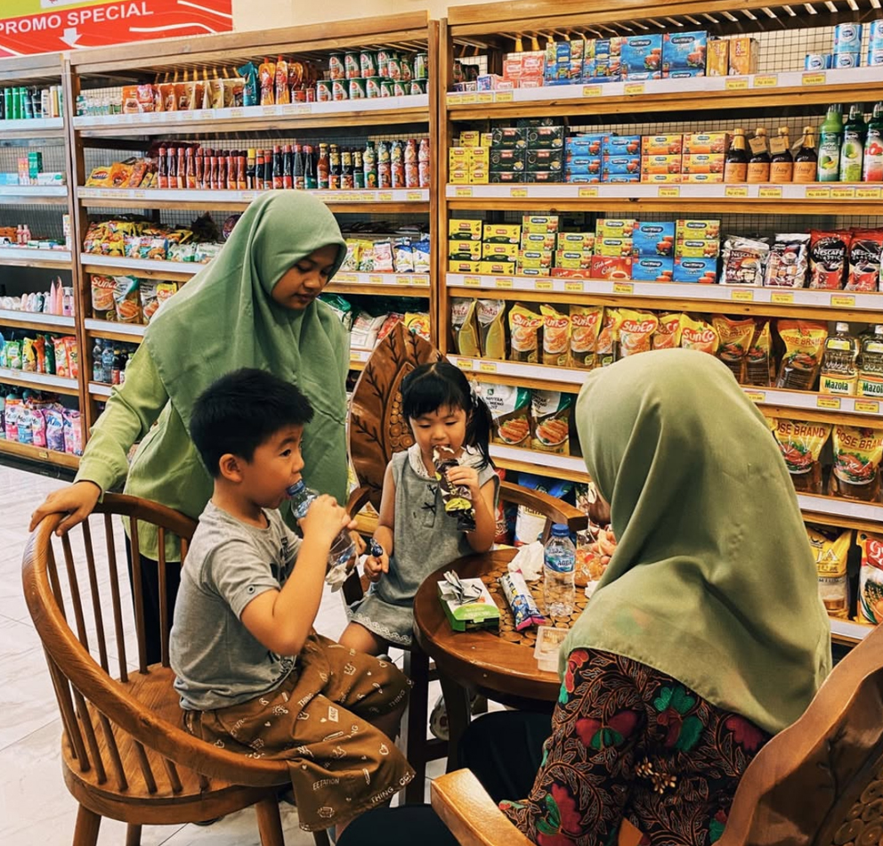 Suasana didalam toko NanuMart sejuk santai bisa istirahat asik sejenak